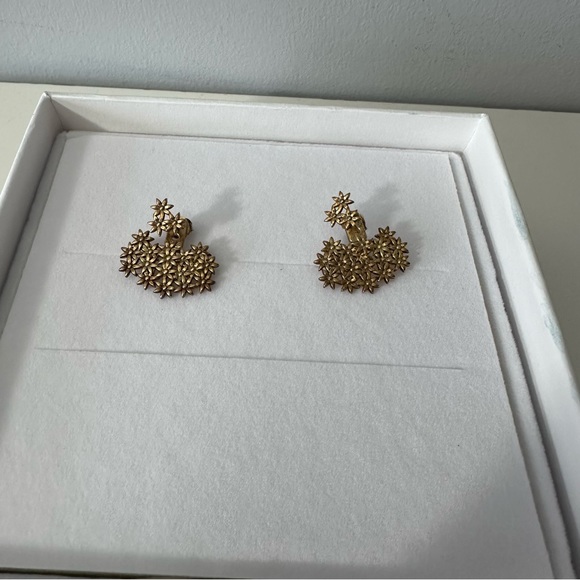 AURATE NYC flower earrings - Picture 6 of 8